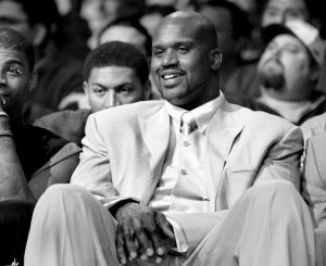 成都1-2河南赛中，阿奇姆彭遭看台球迷竖中指+骂黑鬼（成都1-2不敌河南，阿奇姆彭比赛中遭看台球迷竖中指及种族歧视辱骂）