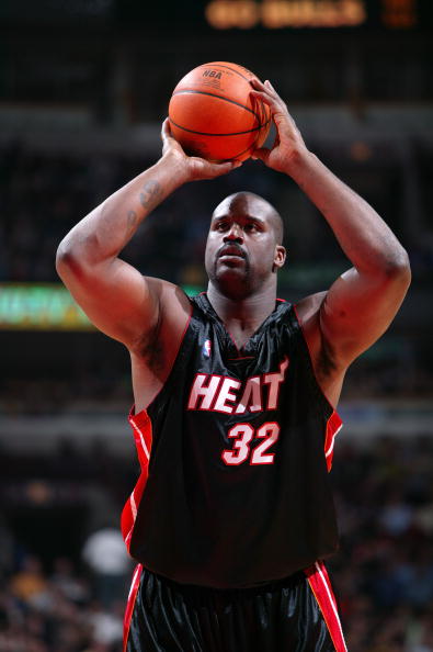 咪咕前方！@胡金秋21 手持冠军鼎登场，@浙江广厦篮球俱乐部 新赛季出征仪式（直击@浙江广厦篮球俱乐部新赛季出征仪式：@胡金秋21 手捧冠军鼎亮相）