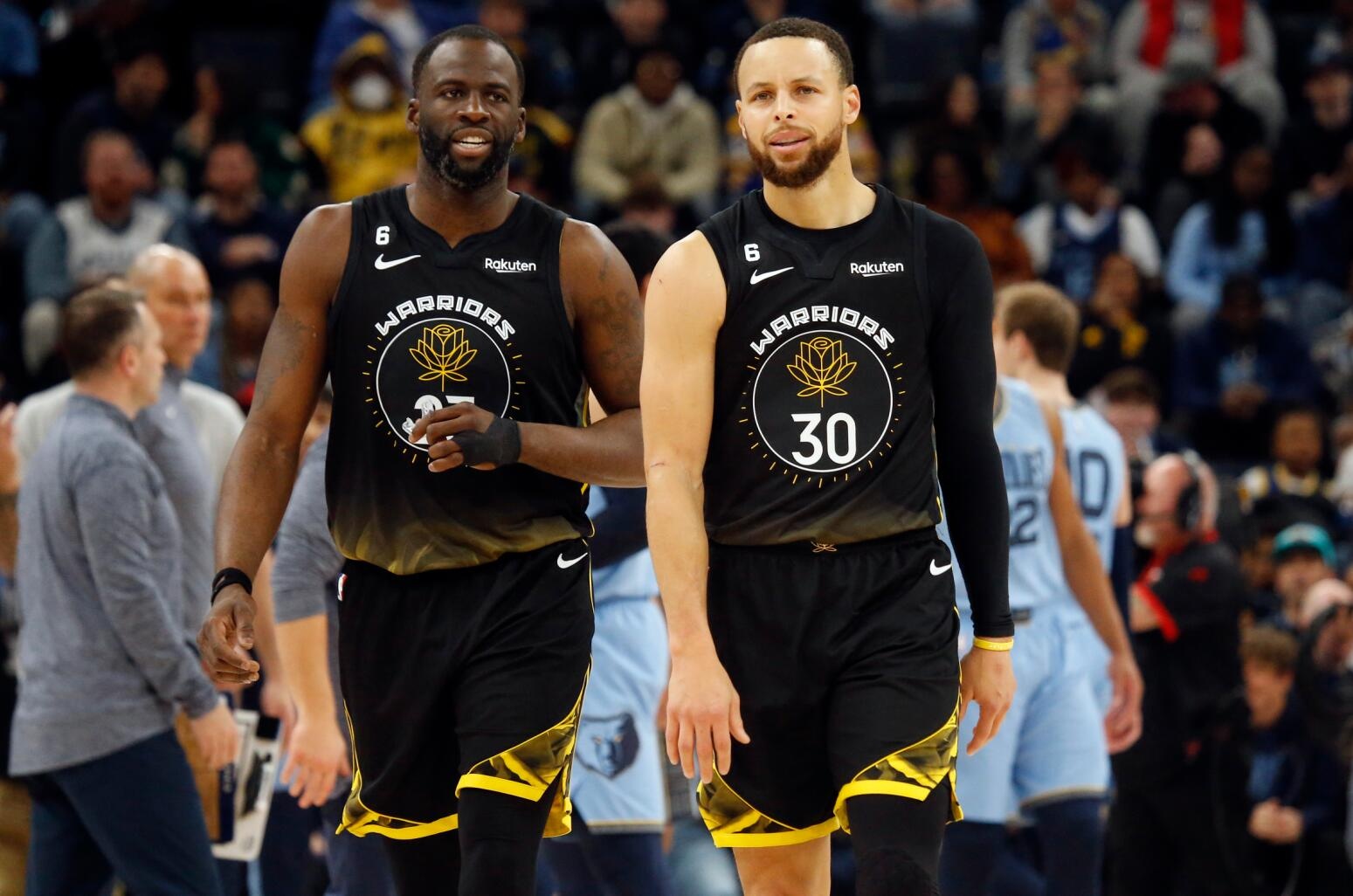 安全感满满！德保罗穿跨栏背心当梅西“保镖”，苏牙贴身紧跟（安全感拉满！德保罗穿跨栏背心护驾梅西，苏牙全程紧随）