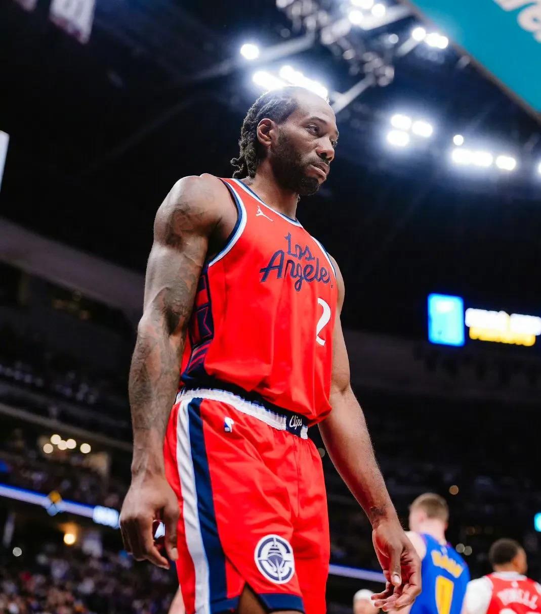 科贝记者：法兰克福球迷往巴萨球迷区投掷杂物甚至发射焰火（科贝记者称法兰克福球迷向巴萨看台投掷杂物并发射焰火）