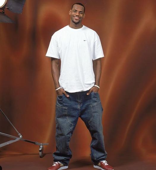 约罗：姆伯莫也会说法语，现在我们的团队就像一个大家庭（约罗：姆伯莫会讲法语，如今球队亲如一家）