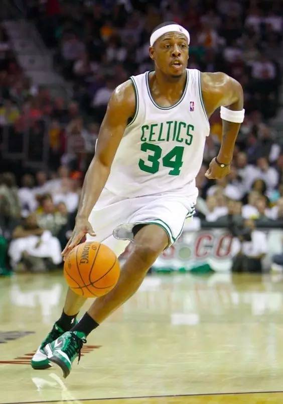 手感差距！奇才命中率首节72%，领先尼克斯8分（奇才手感火热：首节命中率72%，领先尼克斯8分）