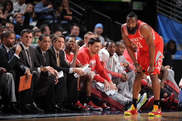 远在迈阿密心系罗马，托蒂和坎德拉用手机观看老东家焦点大战（身在迈阿密心在罗马，托蒂与坎德拉拿手机观看老东家焦点战）