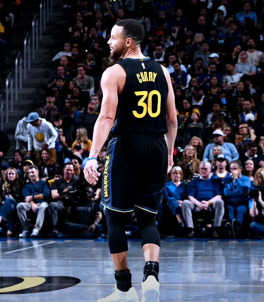 CBA俱乐部杯-北京首钢下半场哑火 青岛狂胜31分（CBA俱乐部杯：北京首钢下半场低迷，青岛31分大胜）