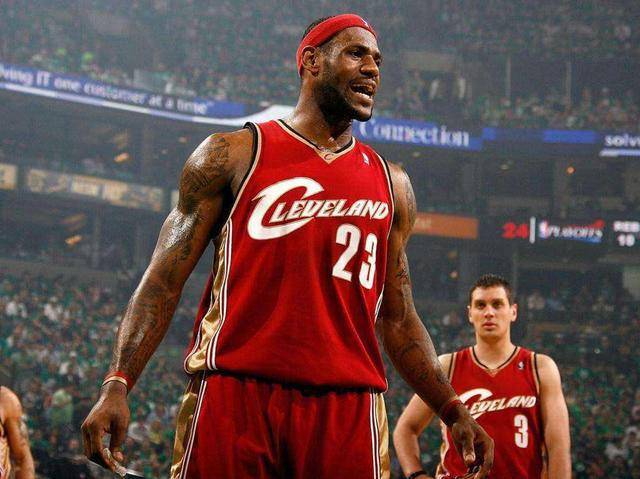 美记：德拉蒙德受伤后在球员通道坐上了轮椅（美媒：德拉蒙德受伤后在球员通道被推上轮椅）